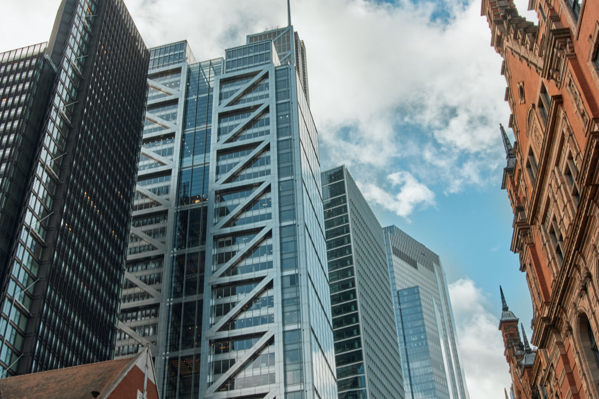 Edifici storici in mattoni accanto a grattacieli contemporanei in vetro a Londra