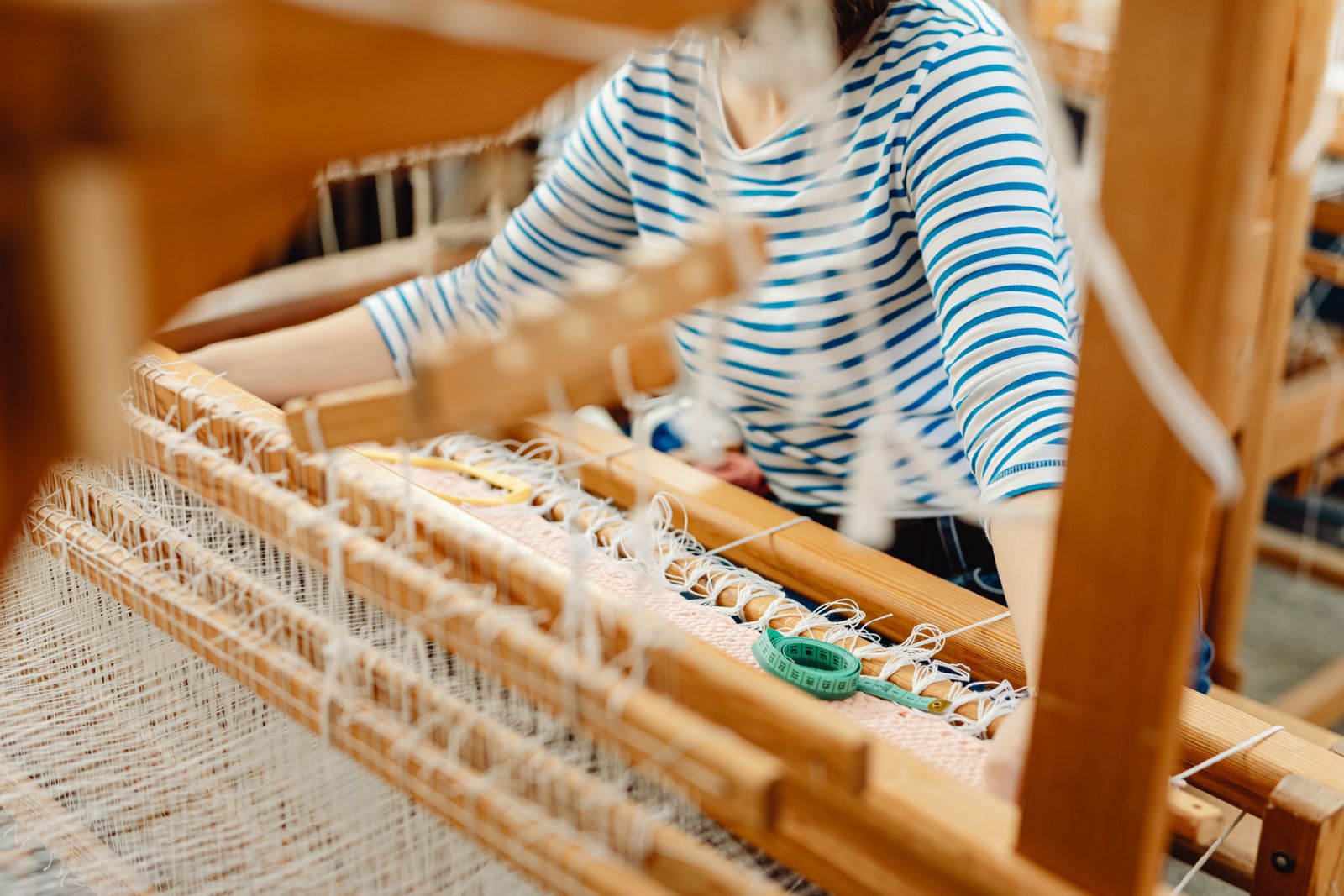 Dettaglio di una lavorazione tessile su telaio in legno