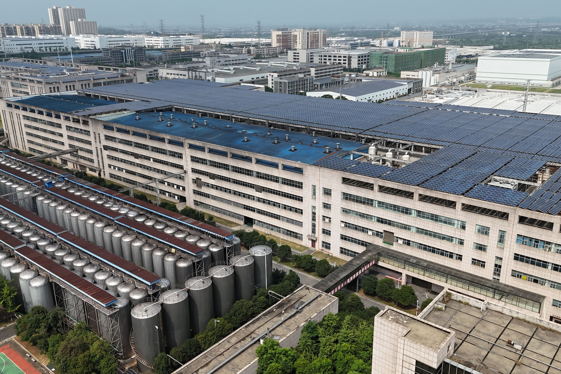 Complesso industriale con tetti fotovoltaici e serbatoi di stoccaggio