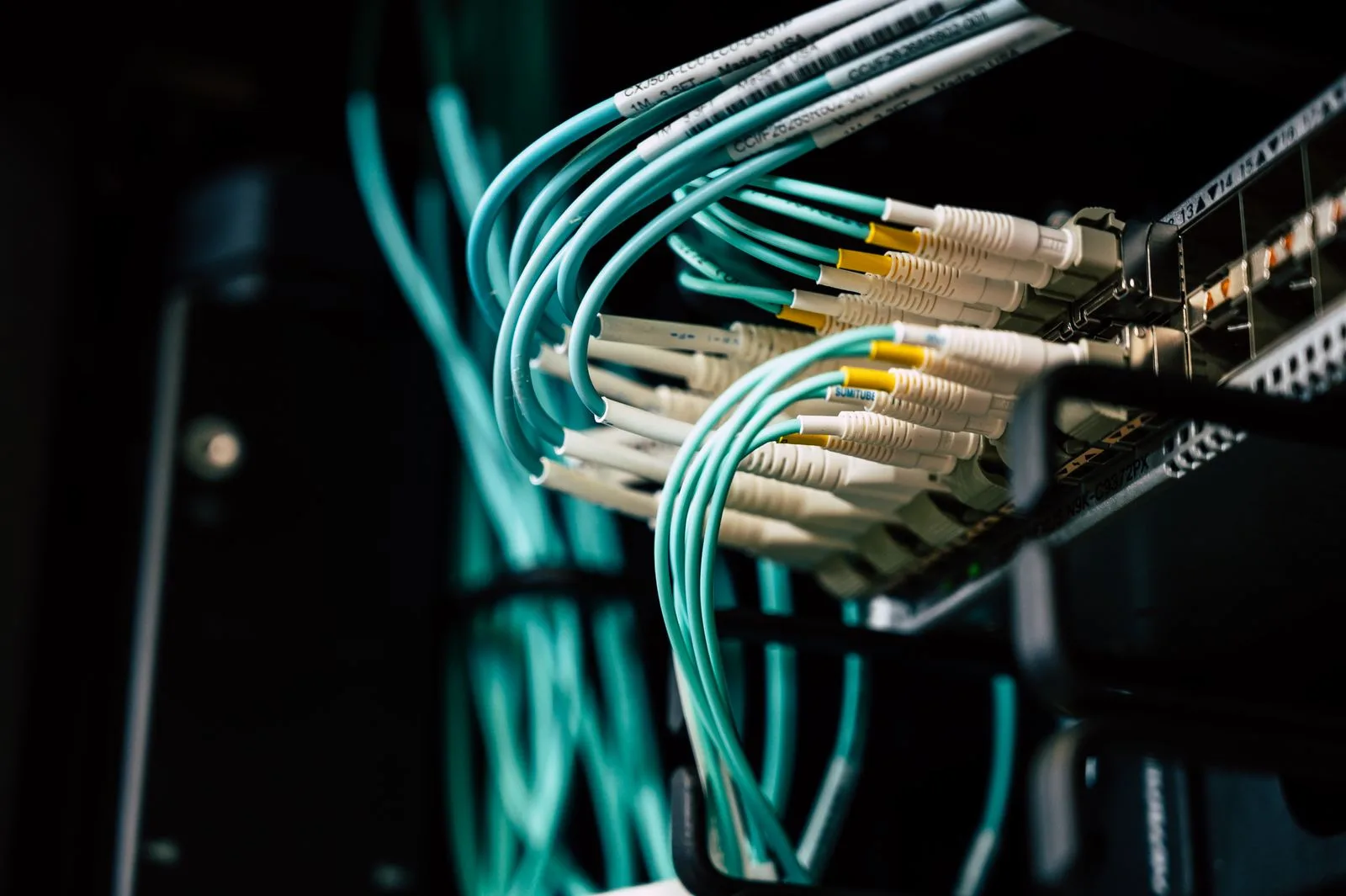 Fibre-optic connections and network equipment in an IT infrastructure