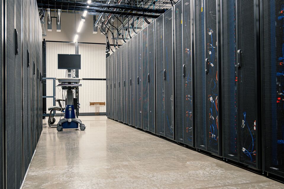 Corridoio di un data center tra file di armadi server